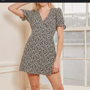 NWOT Lulus mini wrap floral dress